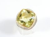 une photo d'une bague jaune et blanche sertie d'un quartz citron facetté