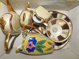 une boîte remplie de théières, de tasses et de soucoupes