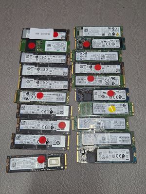 un gros plan sur une pile de disques durs empilés les uns sur les autres