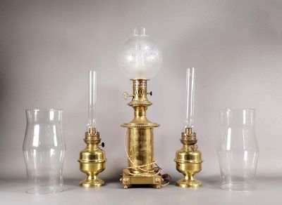 quatre types de verres différents et une lampe posée sur une table