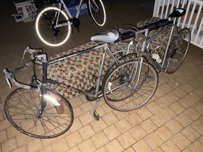 deux vélos garés l'un à côté de l'autre sur un sol carrelé