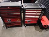 deux caisses à outils rouges placées l'une à côté de l'autre dans un garage