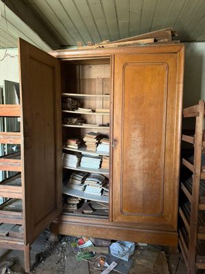 une armoire en bois contenant tout un tas de livres