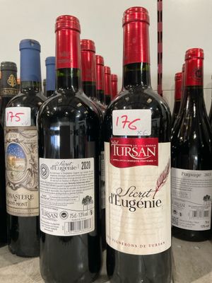plusieurs bouteilles de vin rouge sont alignées sur un comptoir