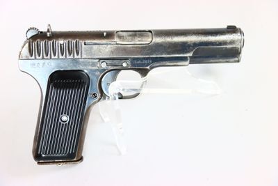 un pistolet posé sur une table