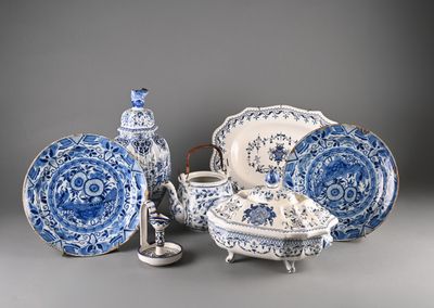 un ensemble de plats et de vases bleus et blancs exposés