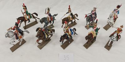 de nombreuses figurines représentant des soldats à cheval, une lance à la main