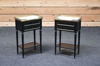 Paire de tables de nuit en bois laqué noir ouvrant par deux …