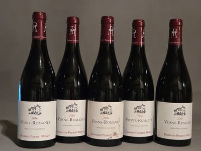 six bouteilles de vin rouge sont alignées sur une table
