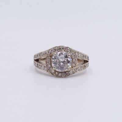 gros plan d'une bague en diamant sur une surface blanche
