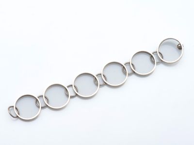 un gros plan d'un bracelet en argent orné de cinq cercles