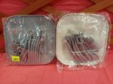 deux barquettes en plastique contenant chacune un paquet de saucisses