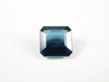 gros plan d'un saphir bleu sur une surface blanche