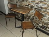 deux chaises et une table dans le coin d'une pièce