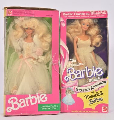 Des boîtes contenant chacune deux poupées Barbie en tenue de mariée sont présentées sur une surface blanche