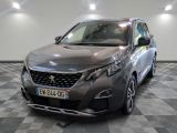 la voiture grise est garée sur un sol en damier dans le garage