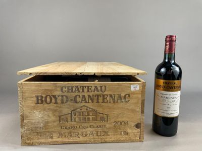 une vieille caisse en bois avec une bouteille de vin posée à côté