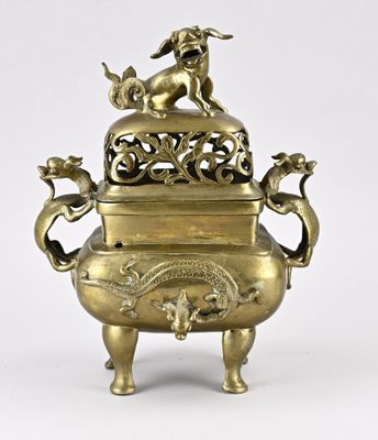 une boîte à encens en laiton ancien surmontée d'un chien