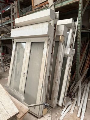 un tas de vieilles fenêtres dans un immeuble en cours de démolition