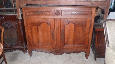 une armoire en bois surmontée d'un miroir