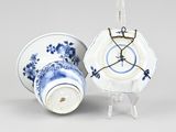 pair of chinese blue and white porcelain vases and saucer