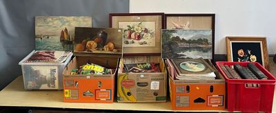 une table sur laquelle se trouvent de nombreuses boîtes et des images