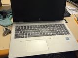 un ordinateur portable posé sur un bureau dans une pièce
