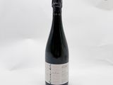 une bouteille de vin posée sur une table