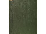 un livre à la couverture verte posé sur une surface blanche