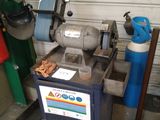 une machine posée sur une table dans un garage