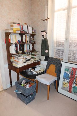 un bureau avec une chaise et une étagère dans le coin