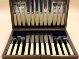 un coffret en bois contenant de l'argenterie sur une table