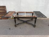 une table posée sur le trottoir à côté d'une chaise