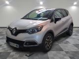 la voiture blanche est garée sur un sol en damier dans le garage