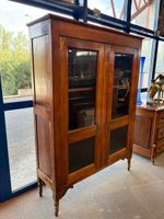 Bibliothèque en bois naturel mouluré ouvrant par deux portes… (photo 3)