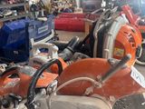 une petite machine qui se trouve dans un garage