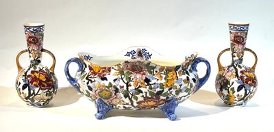 trois vases posés l'un à côté de l'autre sur une table