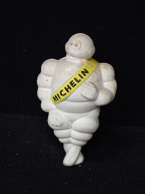 une image représentant une figurine blanche avec un ruban jaune autour du cou