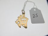 un pendentif plaqué or muni d'une étiquette