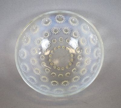 un bol en verre orné d'un motif, posé sur une table