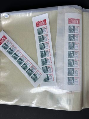 trois timbres différents sur une feuille de papier posée sur une table