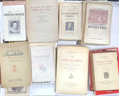 plusieurs vieux livres sont empilés sur une table