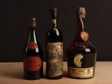trois bouteilles de vin posées sur une table l'une à côté de l'autre