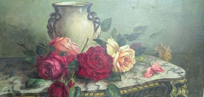 un tableau représentant un vase et des roses posés sur une table