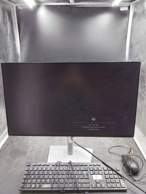 une image d'un écran d'ordinateur et d'un clavier sur un bureau
