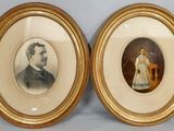 deux photos encadrées représentant un homme et une femme en tenue de cérémonie