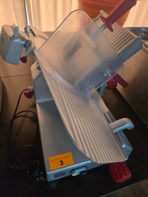 une machine posée sur une table