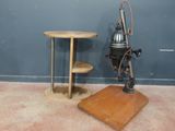 une petite table sur laquelle se trouve une lampe, à côté d'une autre petite table sur laquelle se trouve une lampe