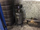 une pile de pneus à côté d'une bonbonne de propane dans un garage