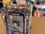 une radio cassée posée sur une table, avec une étiquette de prix
